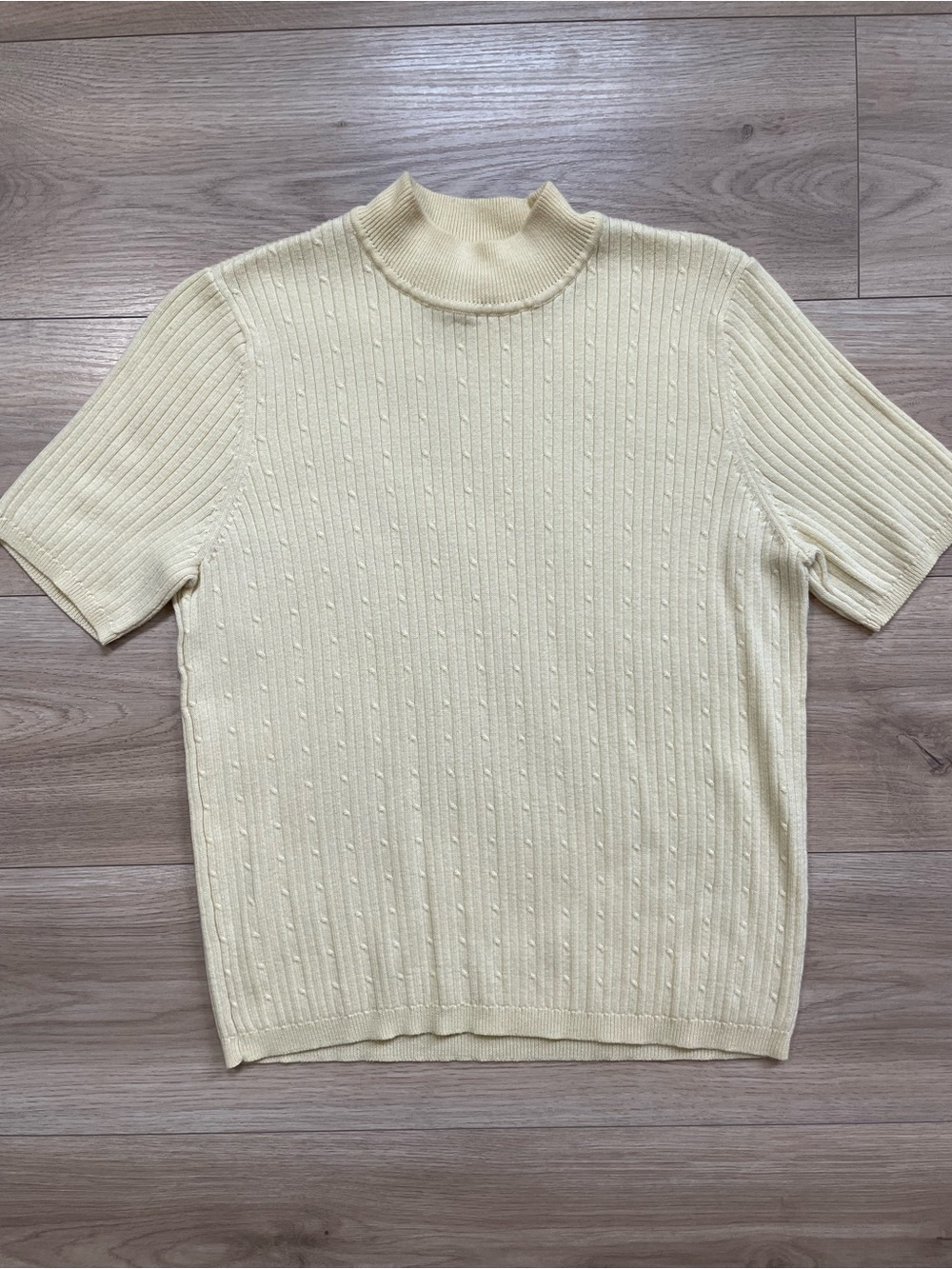 Vintage Women's Short-Sleeve Lightweight Sweater in Pale Yellow